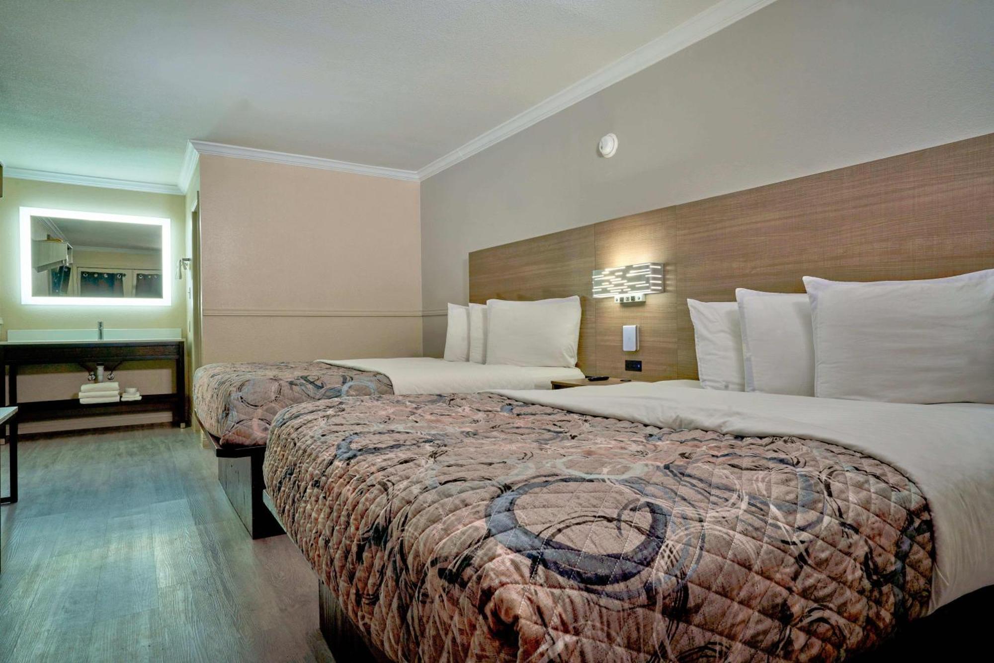 Family Garden Inn & Suites Laredo Extérieur photo
