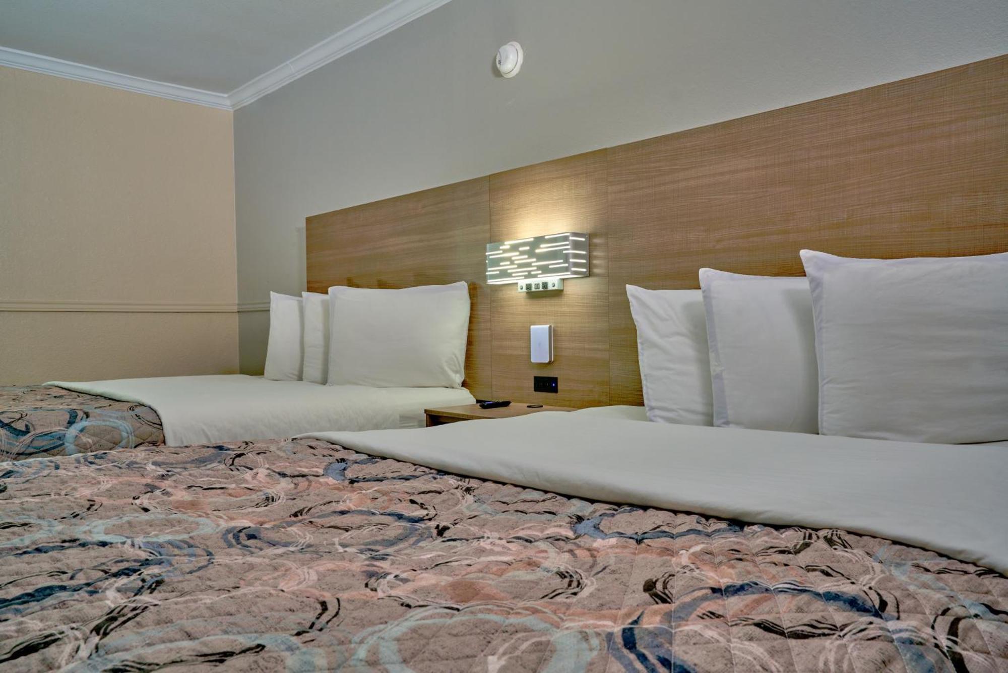 Family Garden Inn & Suites Laredo Extérieur photo